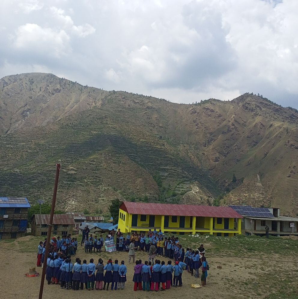 अभिभावकको सहमतिमा विद्यालयमा मोबाइल लैजाने विद्यार्थीलाई ३ हजार जरिवाना