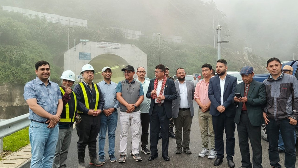 सुरुङ मार्गको निरीक्षणमा मन्त्री, छिटो सञ्चालनकालागि निर्देशन