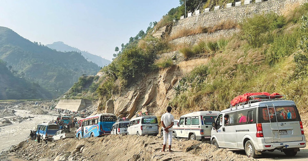 बीपी राजमार्गको एक खण्डमा रात्रिकालीन सवारी आवागमनमा रोक