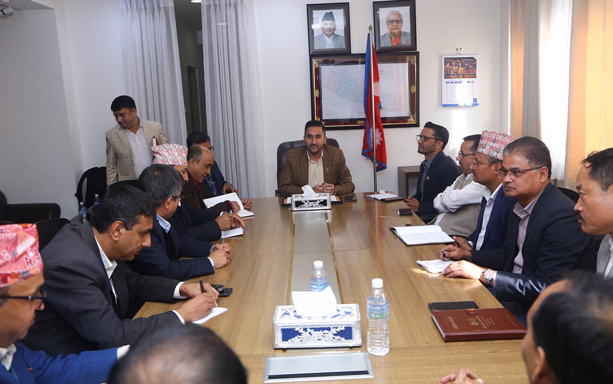 सरकारको प्राथमिकता निर्वाचन, सुशासन र भ्रष्टाचार नियन्त्रणः सञ्चारमन्त्री