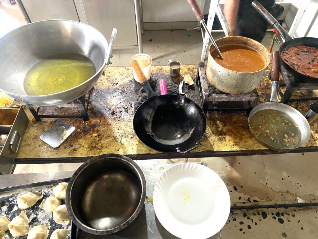 अनुगमनको क्रममा ओम अस्पतालको क्यान्टिनमा भेटियो म्याद गुज्रिएका उपभोग्य वस्तु