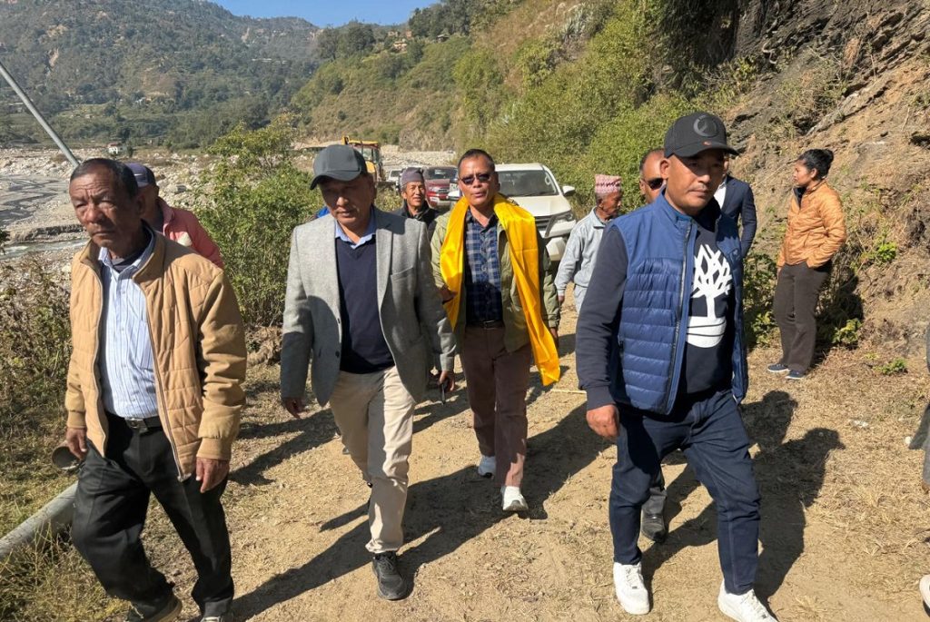 भौतिक मन्त्री घिसिङद्वारा रोशी क्षेत्रको निरीक्षण