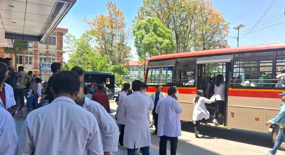 उपभोक्ता अदालतको फैसलाविरुद्ध चिकित्सक आन्दोलनमा, आकस्मिक बाहेकका सेवा ठप्प