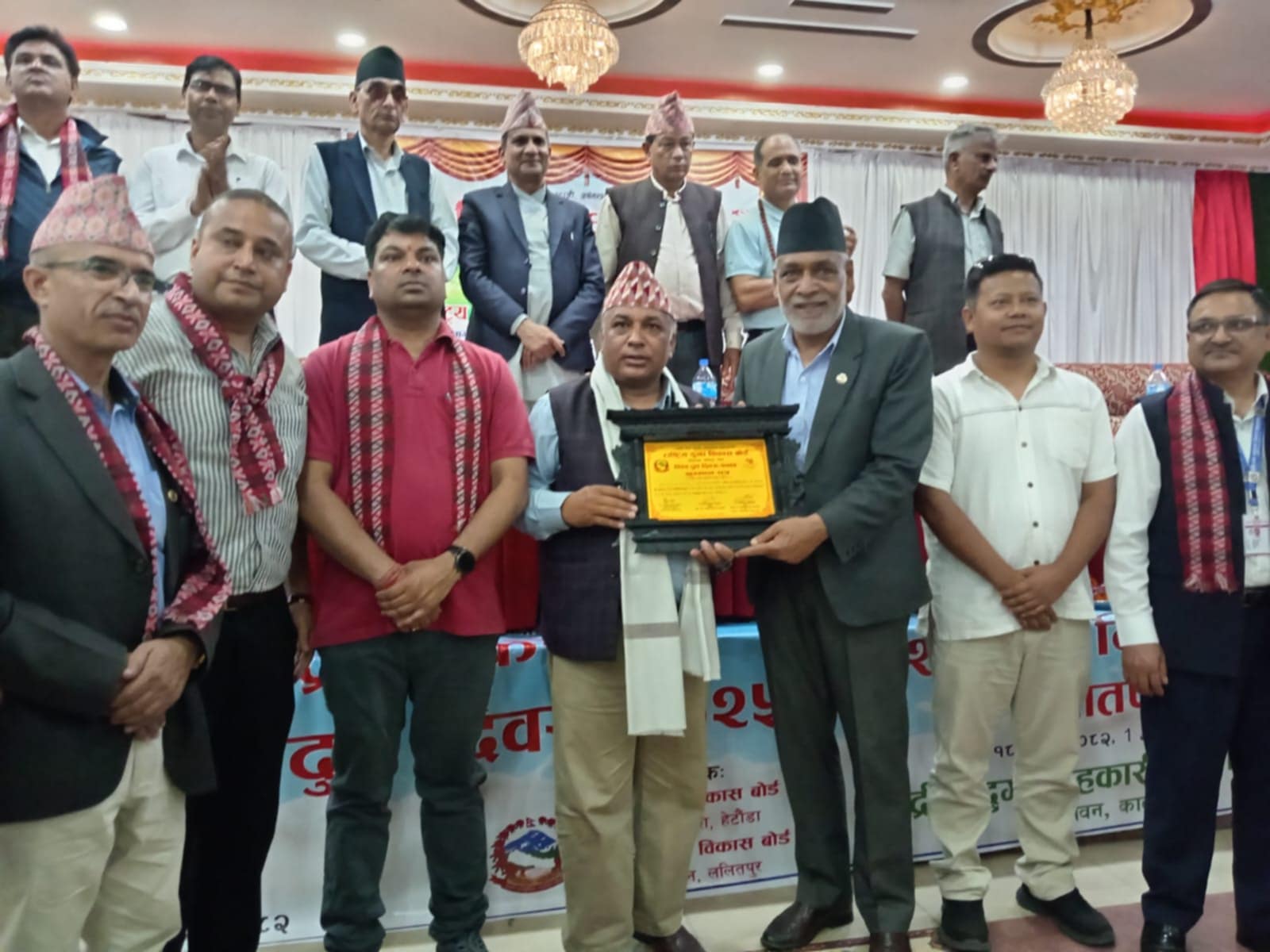 कृषिमन्त्री अधिकारीले भनेः ११ महिना बितिसक्दा पनि किसानको दुधको पैसा तिर्न नसक्दा दुःख लाग्छ
