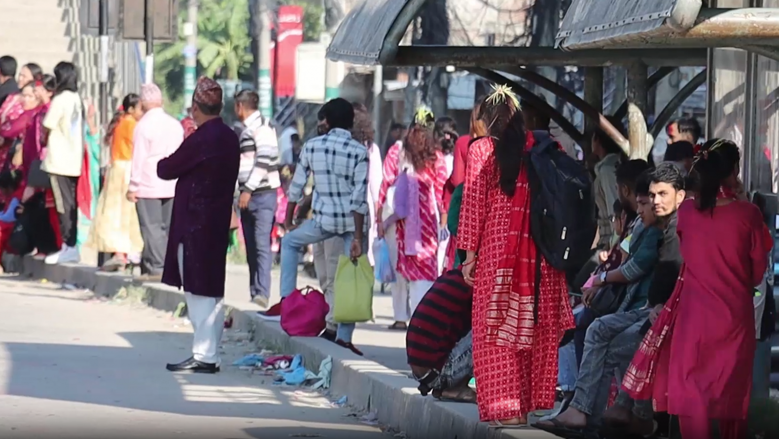 दसैँको टीका साइतमा लगाएका सर्वसाधारणको चहलपहल बढ्यो