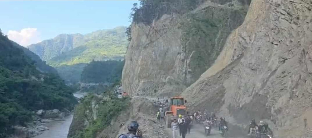 मुग्लिन—नारायणगढ सडक एकतर्फी खुल्यो